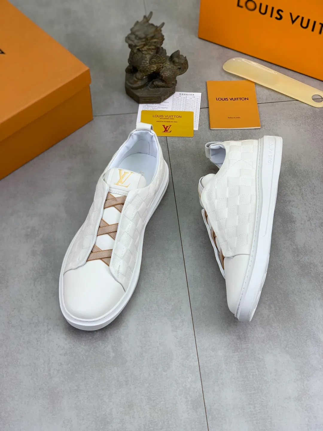Men's men's shoes P440💰【Real price】Yangli🆘 💭💭New model launched【LOUlS VUlTTON】Louis Vuitton's new low-top men's shoes, high quality, support inspection! This style comes from Italy, very energetic and creative, giving people a comfortable and atmospheric visual impact❗Synchronization, the upper is made of silk calfskin with the original LV, imported soft sheepskin lining🐑Purely hand-stitched; LV original rubber outsole 4️⃣colors available Code number: 38~44